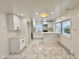 140 Sand St in Dunmore, PA - Building Photo