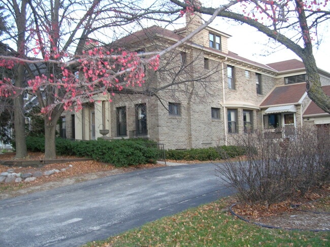 2430 N Lake Dr in Milwaukee, WI - Foto de edificio - Building Photo