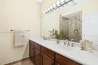 8140 Cascada Isles Dr in Hollywood, FL - Building Photo - Building Photo