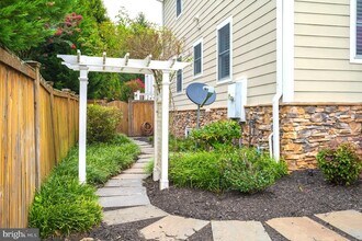 5905 Lone Oak Dr in Bethesda, MD - Building Photo - Building Photo
