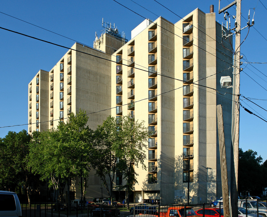 Edgerton Hi-Rise in St. Paul, MN - Building Photo