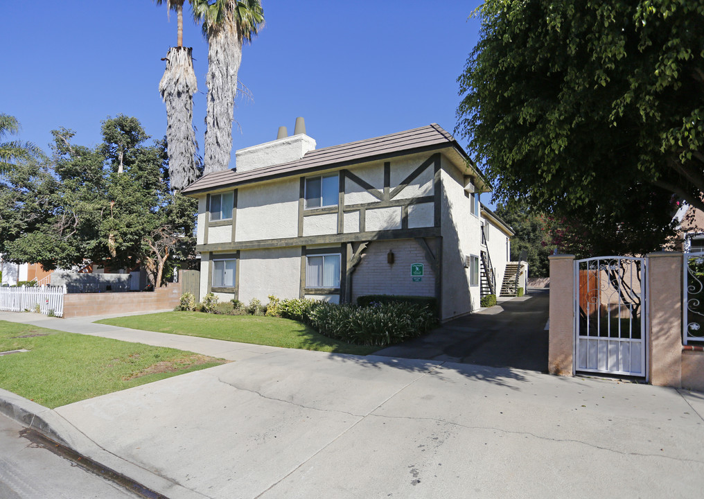 14803 Sylvan St in Van Nuys, CA - Foto de edificio