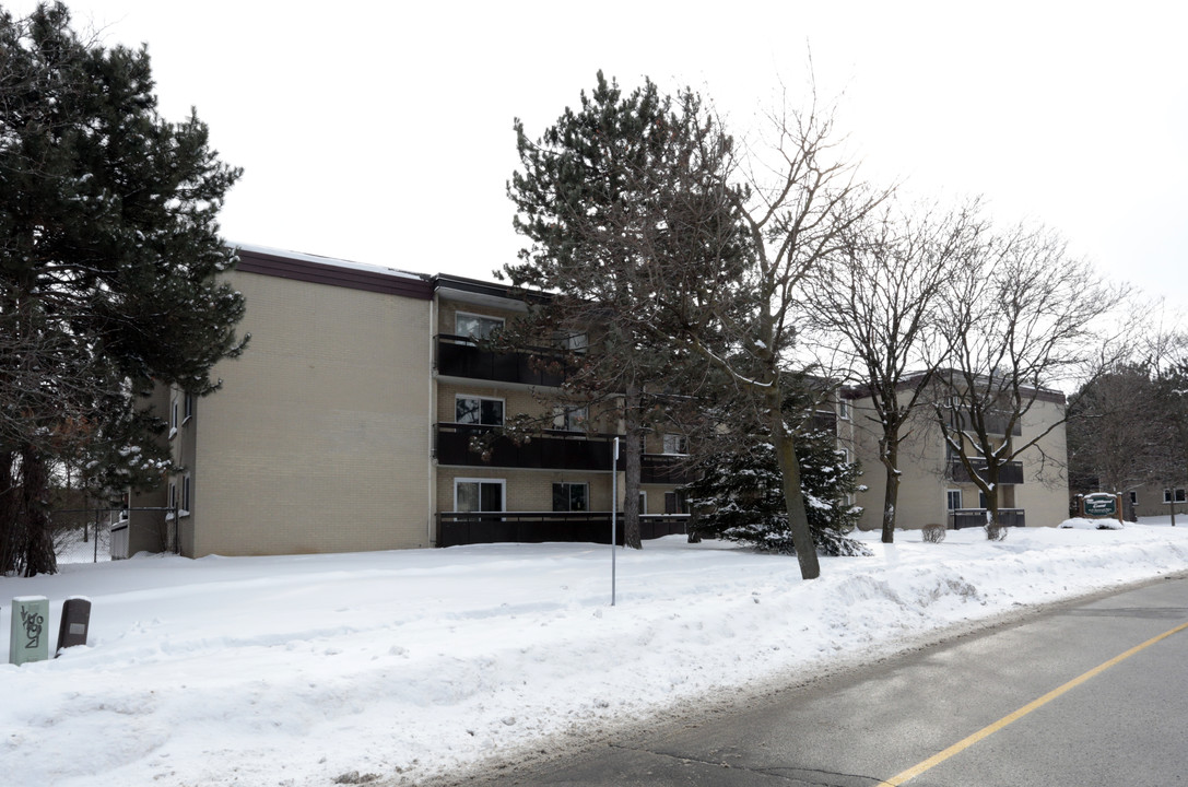 Westmont Court in Kitchener, ON - Building Photo