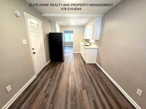 810 Crestwood Terrace in Warner Robins, GA - Building Photo - Building Photo
