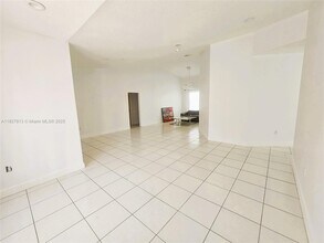 14256 SW 14th St in Miami, FL - Foto de edificio - Building Photo