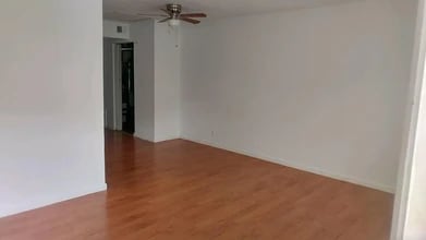 10728 Tropic Dr in St. Ann, MO - Foto de edificio - Building Photo