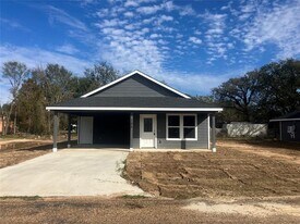 102 Plumthicket Way in Trinidad, TX - Building Photo
