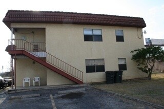935 Linde Ave in New Braunfels, TX - Foto de edificio - Building Photo