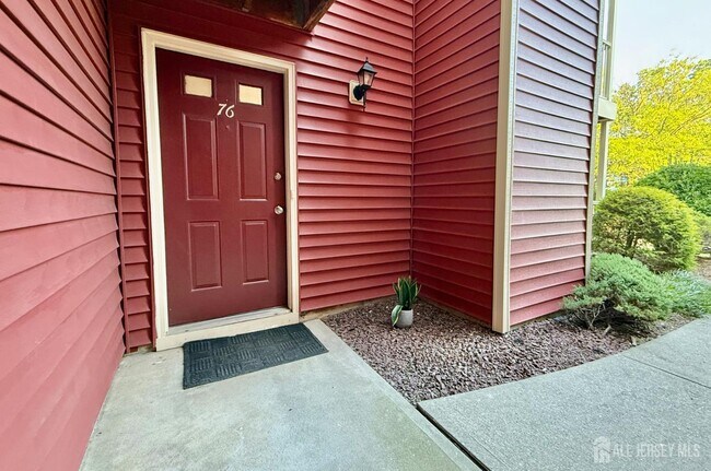 76 Crosspointe Dr in East Brunswick, NJ - Building Photo - Building Photo