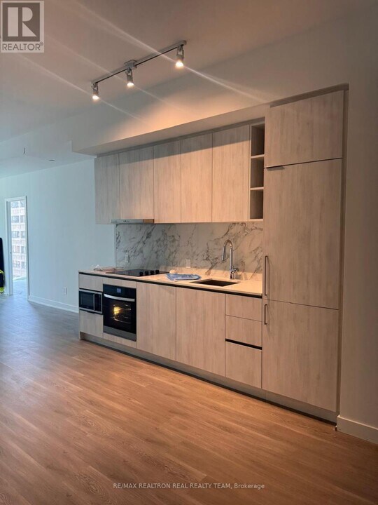 8-608 Wellesley St W in Toronto, ON - Building Photo