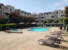 6400 Christie Ave, Unit 2119 in Emeryville, CA - Building Photo