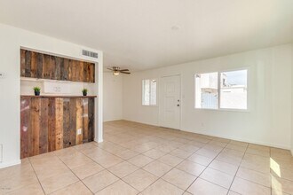 5243 N 42nd Pkwy in Phoenix, AZ - Building Photo - Building Photo