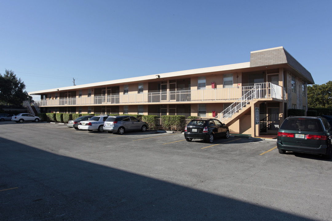 Taft Plaza Apartments in Hollywood, FL - Building Photo