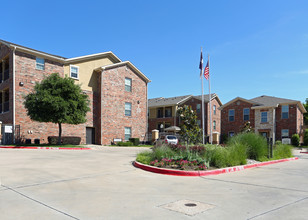 Lost Creek Apartments Homes in Grand Prairie, TX - Building Photo - Building Photo