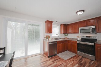 1035 S Mammoth Rd in Manchester, NH - Building Photo - Building Photo