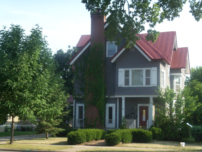property at 421 W Broadway St