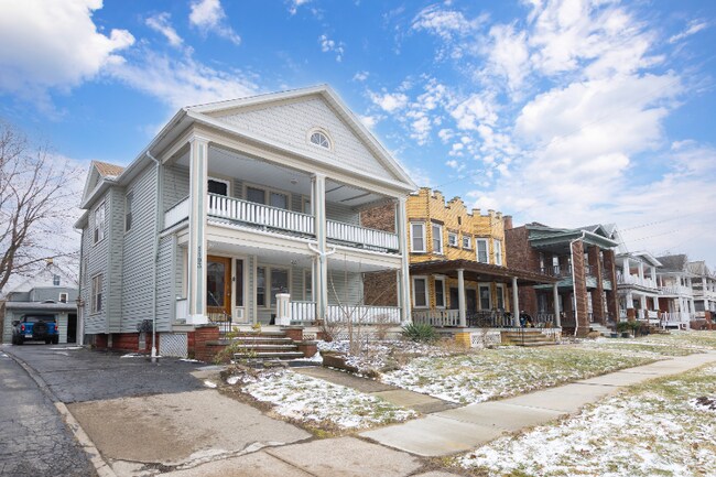 1193 Warren Rd in Lakewood, OH - Building Photo - Building Photo