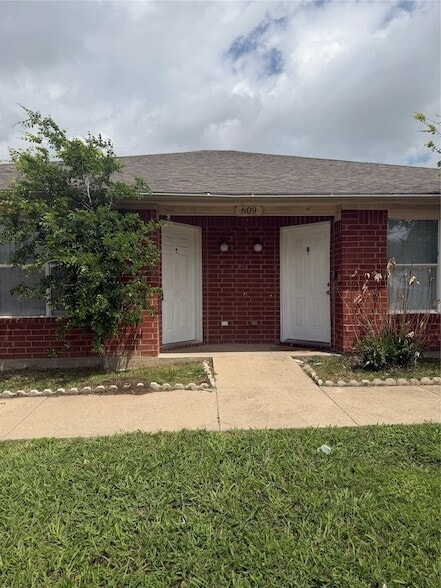 property at 609 Kings Way Dr