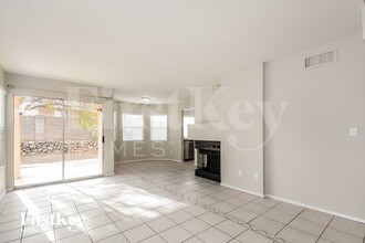 9556 N Albatross Dr in Tucson, AZ - Foto de edificio - Building Photo