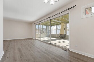 601 Hillcrest Blvd in Hoffman Estates, IL - Building Photo - Building Photo