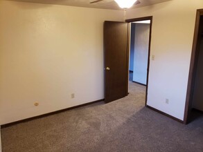 8 Sandy Dr in New Middletown, OH - Foto de edificio - Building Photo