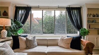 2637 Peachtree Rd in Atlanta, GA - Foto de edificio - Building Photo