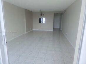 320 NE 12th Ave in Hallandale Beach, FL - Building Photo - Building Photo