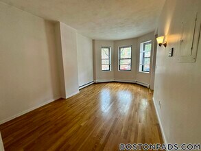 67 S Huntington Ave in Boston, MA - Foto de edificio - Building Photo