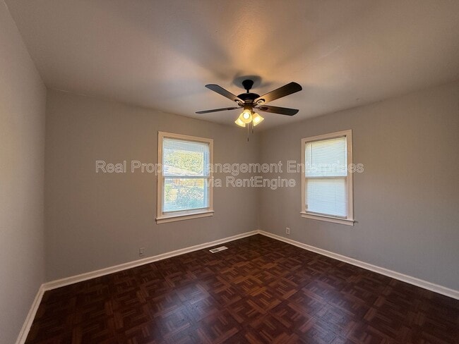 1300 NW 83rd St in Oklahoma City, OK - Foto de edificio - Building Photo