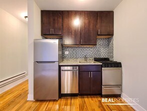 819 W Cornelia Ave in Chicago, IL - Building Photo - Building Photo