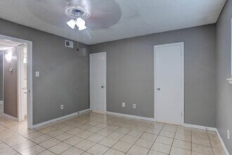 8330 Carvel Apartments in Houston, TX - Foto de edificio - Interior Photo