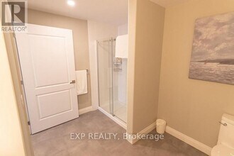 5971 Dorchester Rd in Niagara Falls, ON - Building Photo - Building Photo