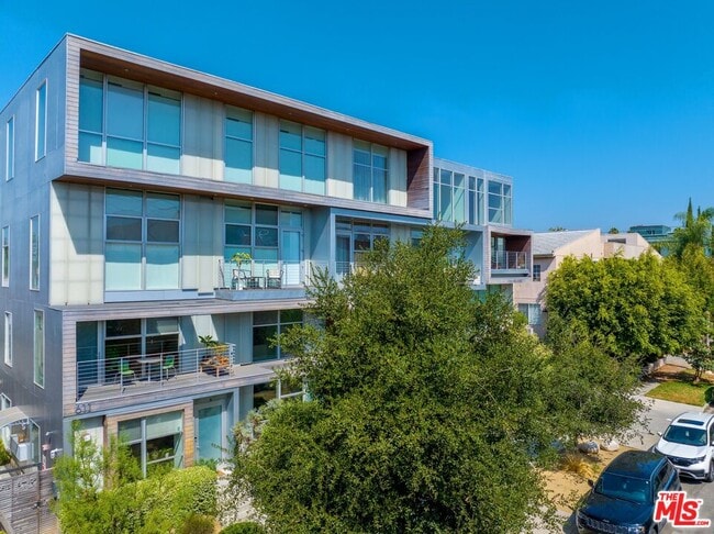 611 N Bronson Ave in Los Angeles, CA - Building Photo - Building Photo