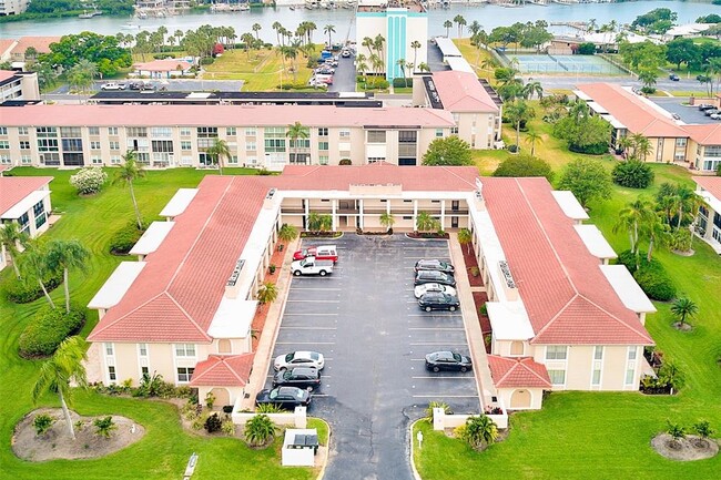 10280 Imperial Point Dr W in Largo, FL - Building Photo - Building Photo