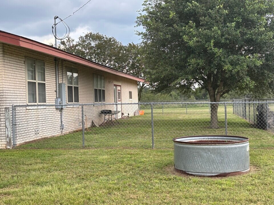 3987 TX-304 in Rosanky, TX - Building Photo