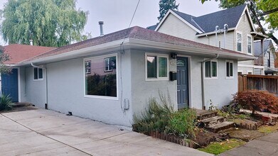 1945 SE Harney St in Portland, OR - Foto de edificio - Building Photo