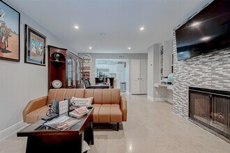 1860 White Oak Dr in Houston, TX - Building Photo - Building Photo