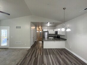 3696 W 1850 N, Unit 304 in Lehi, UT - Foto de edificio - Building Photo