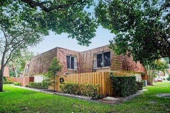 2161 Orange Grove Dr in Davie, FL - Foto de edificio - Building Photo