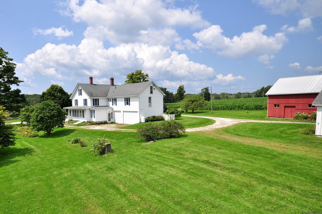 533 Old Middle St in Goshen, CT - Foto de edificio