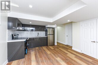 5744 Philip Dr in Mississauga, ON - Building Photo - Building Photo