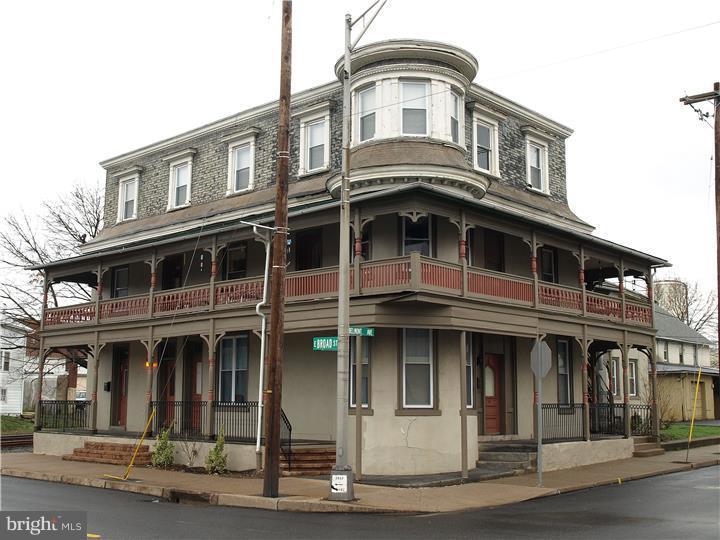 101 E Broad St in Quakertown, PA - Building Photo