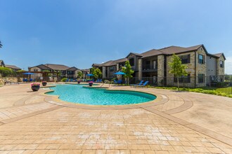 Town Creek Village Apartments in Montgomery, TX - Foto de edificio - Building Photo