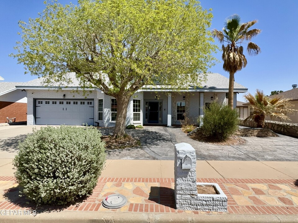 11417 Tom Ulozas Dr in El Paso, TX - Building Photo