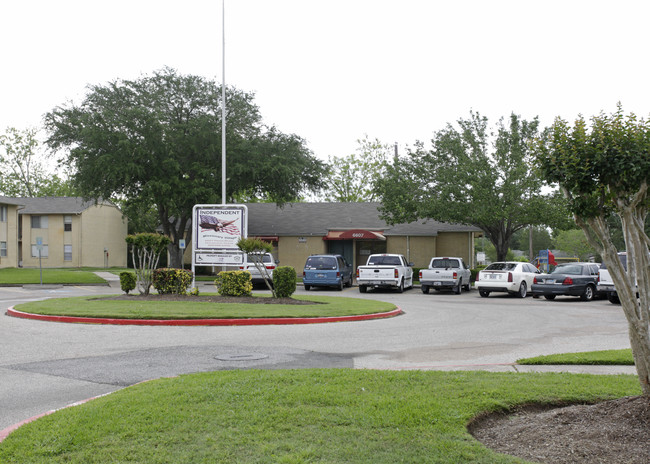 Summit at Independent Missionary in Hitchcock, TX - Building Photo - Building Photo