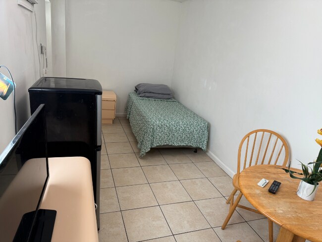 2005 NE 124th St in North Miami, FL - Foto de edificio - Building Photo