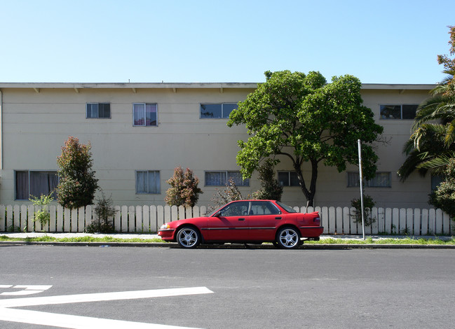 596 Chestnut St in Redwood City, CA - Foto de edificio - Building Photo