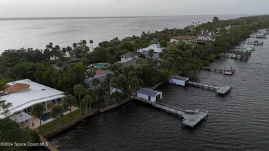 10620 S Tropical Trail in Merritt Island, FL - Foto de edificio - Building Photo