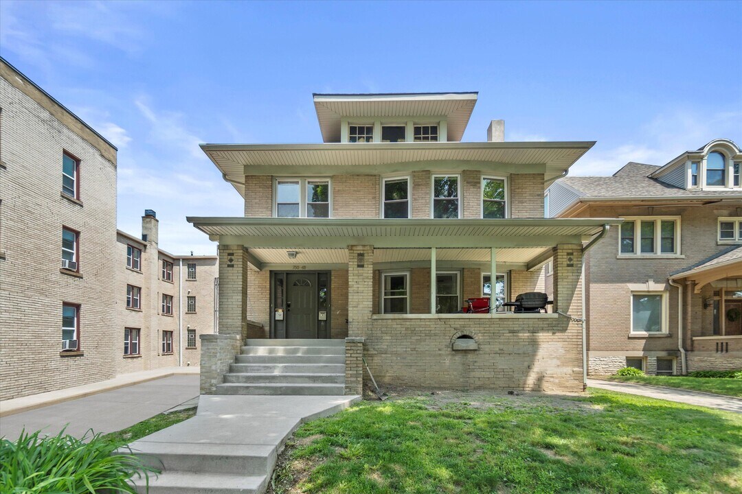 748 N 34th St in Milwaukee, WI - Building Photo