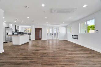 11613 Burbank Blvd in Los Angeles, CA - Building Photo - Building Photo